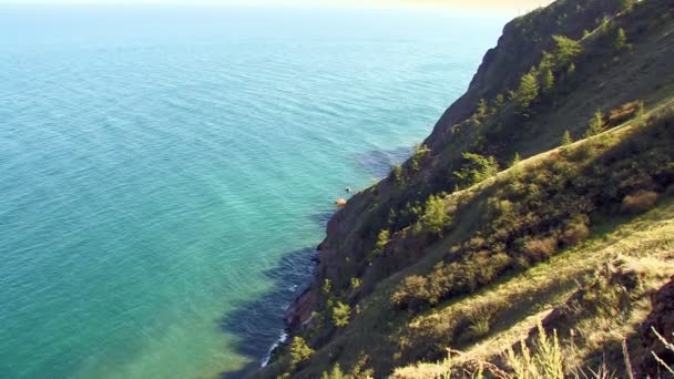 HD. pitoresca costa rochosa lago azul — Vídeo de Stock