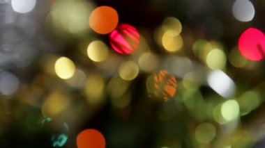 Noel ağacına asılı Noel oyuncaklar