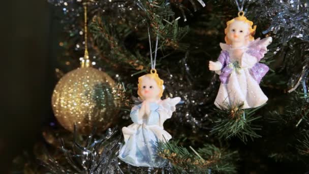 Juguetes de Navidad colgados en el árbol de Navidad — Vídeos de Stock