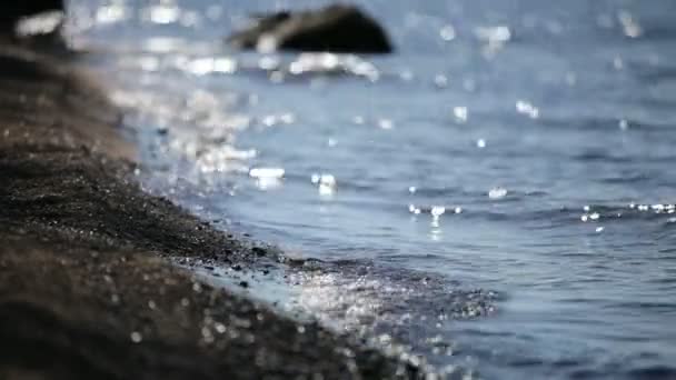 HD. surf vatten på den sandiga stranden — Stockvideo