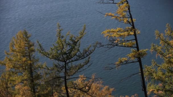 HD. Beau lac bleu en automne (lac Baikal )
