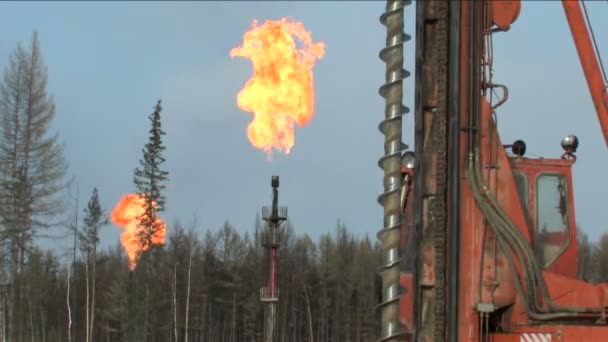 Campo de petróleo e gás tochas — Vídeo de Stock