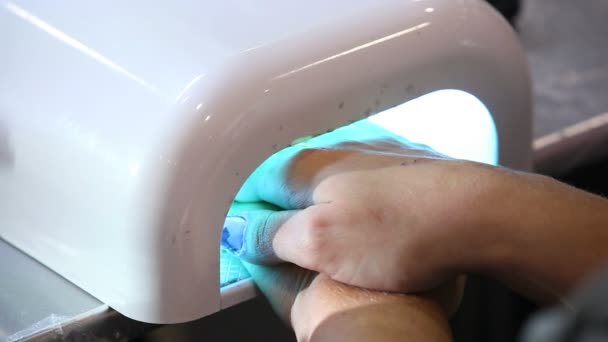 Manicure. Pregos de secagem — Vídeo de Stock
