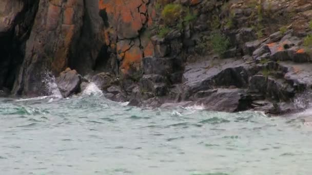 HD. Olas durante una tormenta rompen alrededor de rocas — Vídeos de Stock