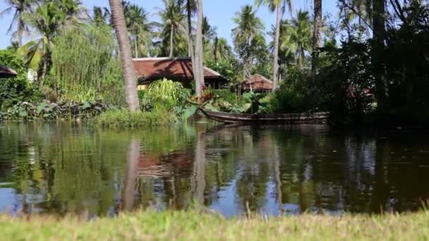 Un bateau solitaire flotte dans un étang tropical — Video