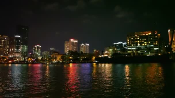 Una vista nocturna de la ciudad de Saigón en Vietnam — Vídeos de Stock