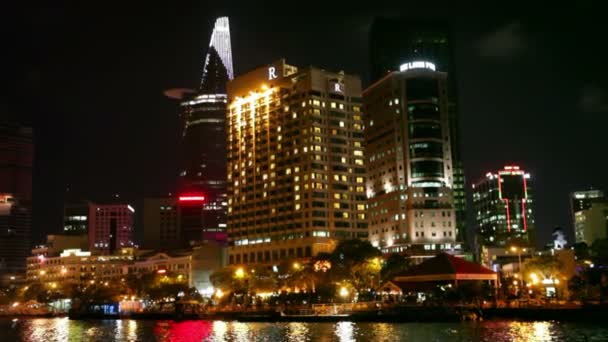 Una vista nocturna de la ciudad de Saigón en Vietnam — Vídeo de stock