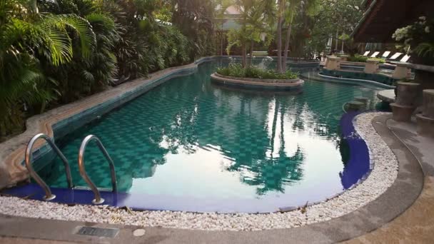 Tailandia. piscina en el hotel — Vídeo de stock