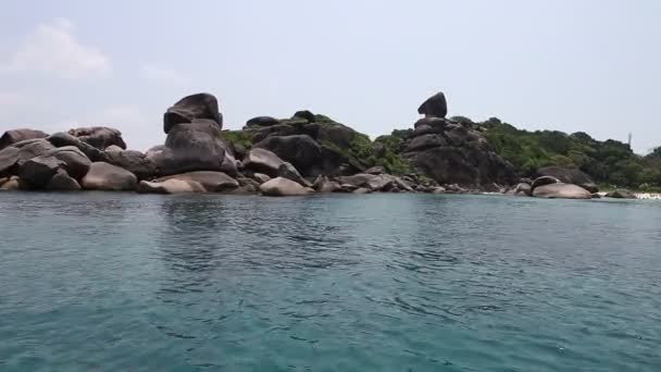 Orilla rocosa del mar — Vídeos de Stock