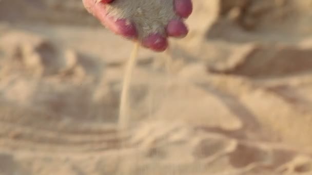 Χέρι αγγίζει την άμμο — Αρχείο Βίντεο