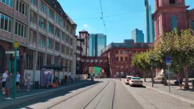 Almanya. Frankfurt am Main - 27 Temmuz 2018. Yaz. Sokak tipleri, şehrin mimarisi.