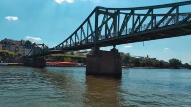 Almanya. Frankfurt am Main - 27 Temmuz 2018. Yaz. Sokak tipleri, şehrin mimarisi.