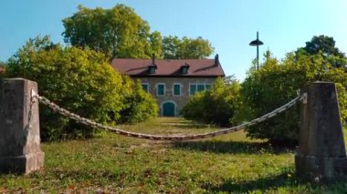 Fransa. Prevessin-Moens - 3 Ağustos 2018. Yaz. Parktaki eski bina.