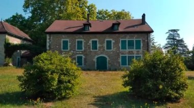 Fransa. Prevessin-Moens - 3 Ağustos 2018. Yaz. Parktaki eski bina.