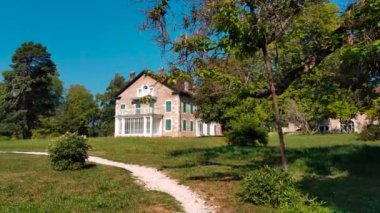 Fransa. Prevessin-Moens - 3 Ağustos 2018. Yaz. Parktaki eski bina.