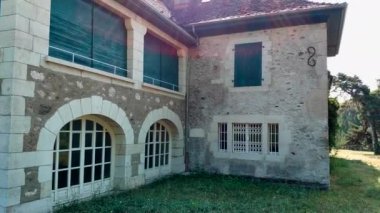 Fransa. Prevessin-Moens - 3 Ağustos 2018. Yaz. Parktaki eski bina.