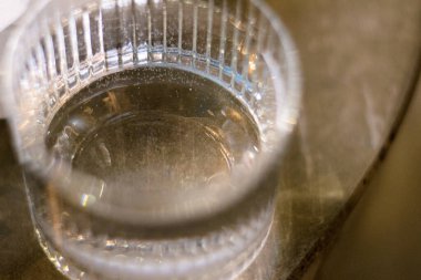 beton masa fotoğrafında bardaktaki su.