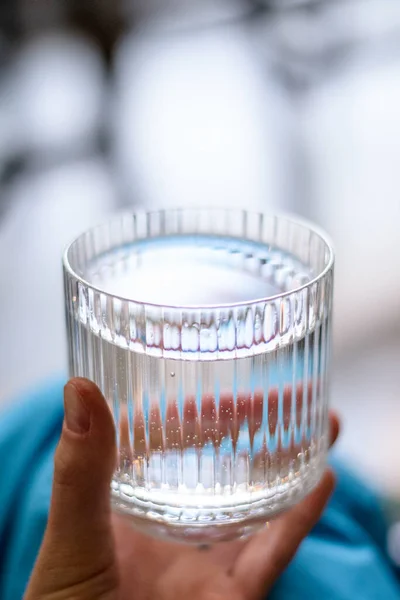Air Dalam Gelas Transparan Foto Tangan — Stok Foto