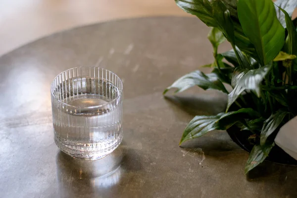 Air Dalam Gelas Transparan Pada Foto Tabel Beton — Stok Foto