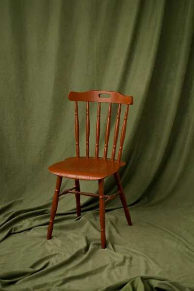 緑の布の上の木製の椅子背景写真 — ストック写真