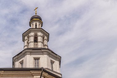 18. yüzyılın Rus Ortodoks Kilisesi bulutlu gökyüzüne karşı Aziz Nicholas Tapınağı, Poltevo, Moskova bölgesi, Rusya