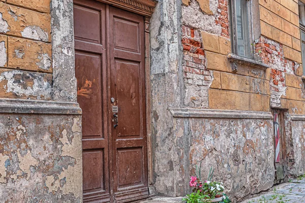 Mur Jaune Plâtré Minable Porte Bois Une Vieille Maison Brique — Photo