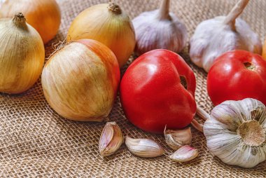 Çuval bezinde domates, soğan ve sarımsak.
