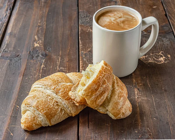 Vers Gebakken Smaakvolle Krokante Croissants Een Mok Koffie Een Houten — Stockfoto