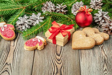 Fotokopi alanı, köknar dalları, noel süslemeleri, çam kozalakları, zencefilli kurabiyeler ve antika ahşap bir masada hediyelerle dolu yeni yıl arkaplanı. 