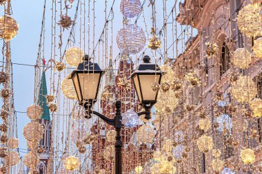 Moskova, Rusya 'nın büyük bir caddesinde şenlikli Noel aydınlanması