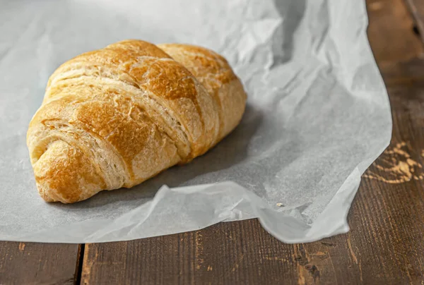 Croissant Croissant Crocante Crocante Saboroso Recém Assado Pergaminho Branco Uma — Fotografia de Stock