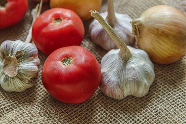 Çuval bezinde domates, soğan ve sarımsak.