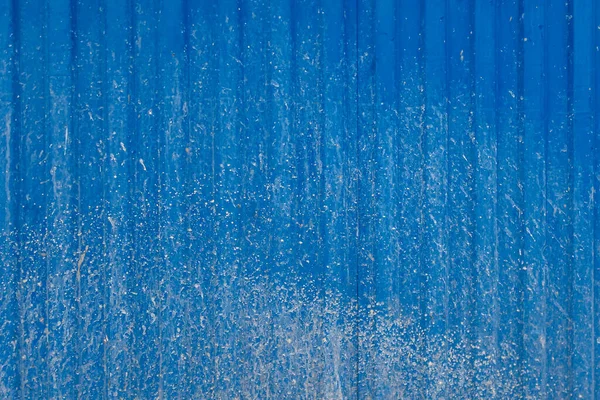 Fondo Abstracto Una Vieja Cerca Metal Sucio Corrugado Pintado Azul — Foto de Stock