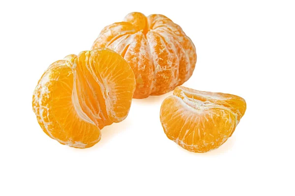 Saftigt Mogna Skalade Tangeriner Isolerade Vitt — Stockfoto