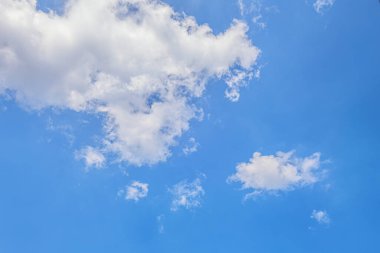 Parlak mavi gökyüzünde beyaz kabarık bulutların soyut arkaplanı 