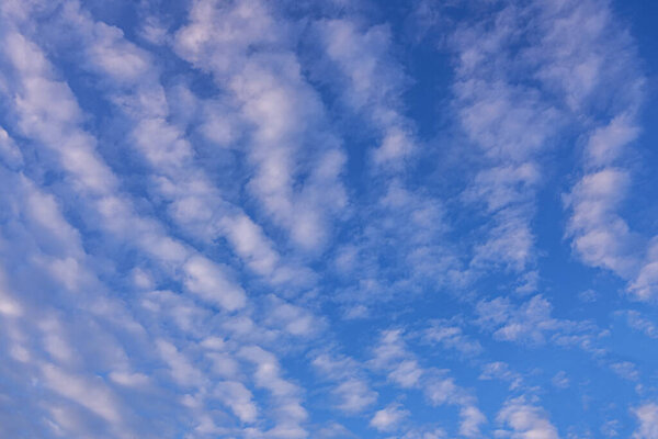 абстрактный фон белых пушистых облаков на ярко-голубом небе 