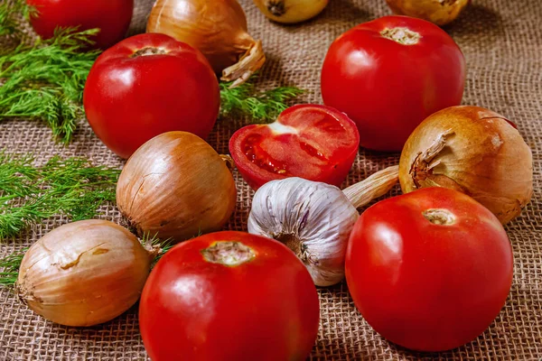 Tomaten Zwiebeln Knoblauch Und Dill Auf Sacktuch — Stockfoto