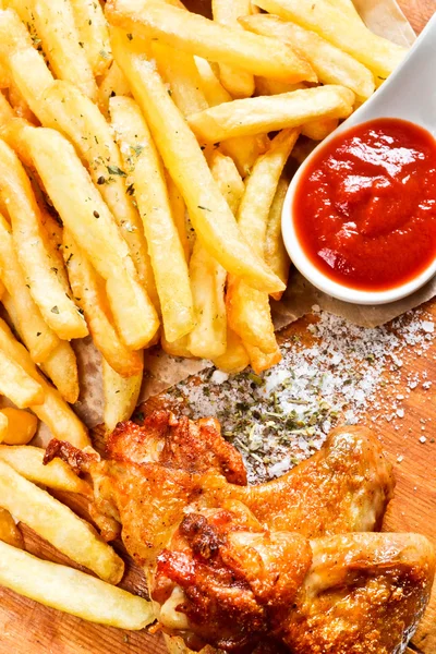 Asas de frango com batatas fritas e ketchup — Fotografia de Stock