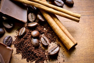 çikolata, kahve ve tarçın