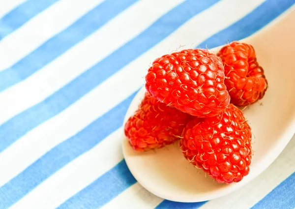 Fresh raspberries — Stock Photo, Image