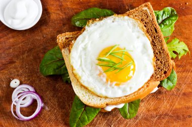 Kızarmış yumurtalı ekmek.