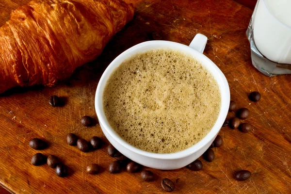 Koffie, croissant en melk — Stockfoto