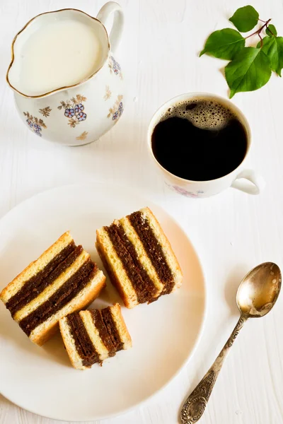 Pasteles de albaricoque y café con leche —  Fotos de Stock