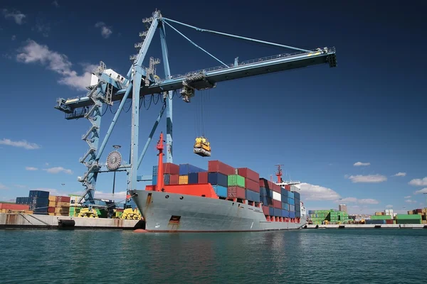 Nave container in porto — Foto Stock