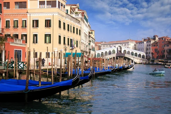 Ponte de Rialto no Grande Canal de Veneza — Fotografia de Stock