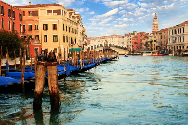 Buildings and gondolas in the Grand canal of Venice — Stock Photo, Image