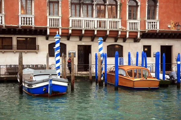Buildings and gondolas in the Grand canal of Venice — Stock Photo, Image