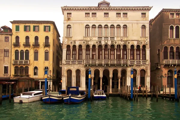 Budovy a gondoly v grand canal Benátky — Stock fotografie