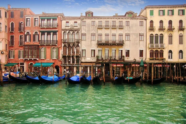 Byggnader och gondoler i Venedigs grand canal — Stockfoto