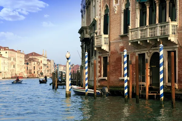 Budovy a gondoly v grand canal Benátky — Stock fotografie